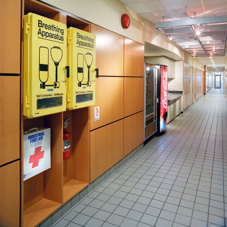 Un couloir avec deux distributeurs automatiques.