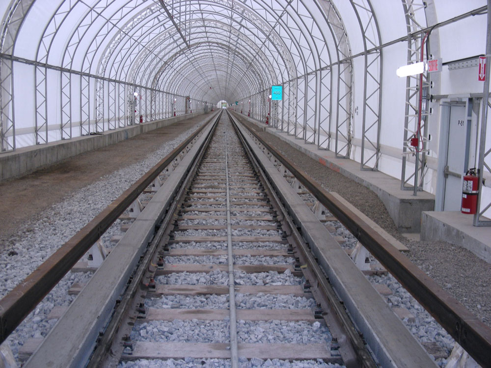 Une voie ferrée dans un tunnel.