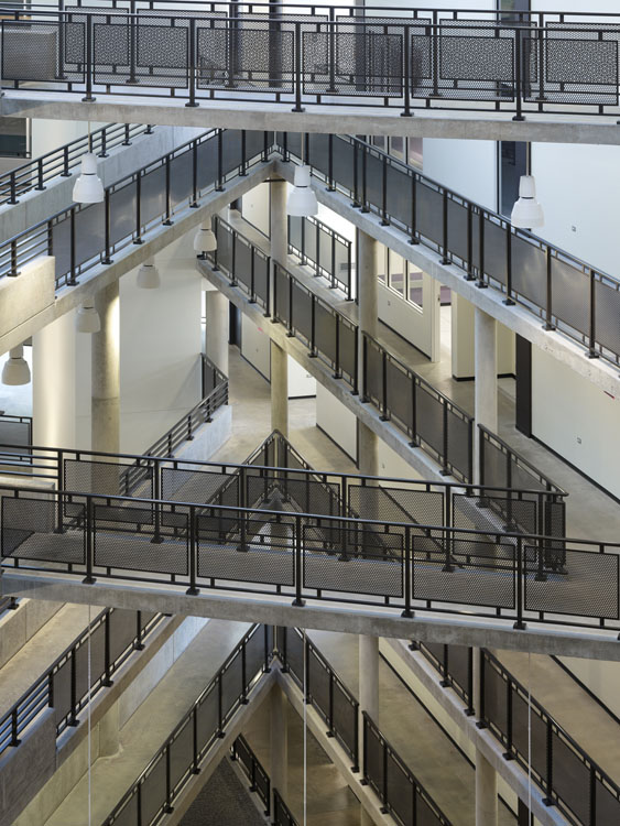 Un bâtiment avec beaucoup d'escaliers et de garde-corps.