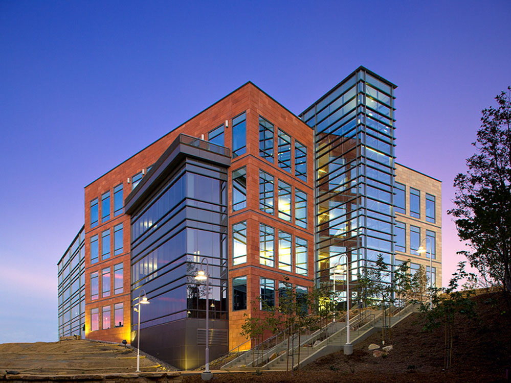 Un grand bâtiment au crépuscule.