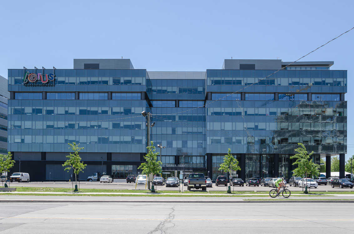 Un grand immeuble de bureaux avec un vélo garé devant.