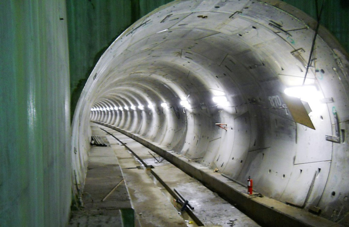 Un tunnel est en construction.