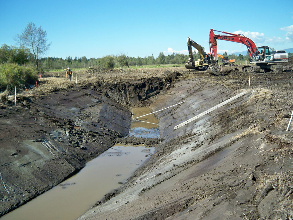 Une zone boueuse à proximité d’un chantier de construction.