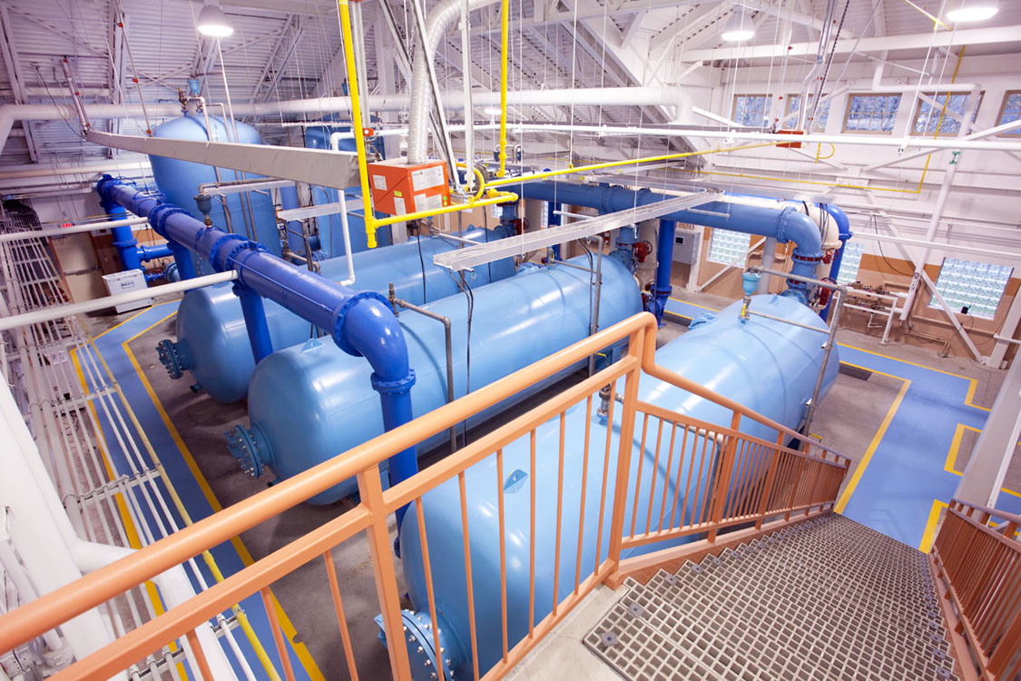 Un grand bâtiment avec des canalisations bleues.