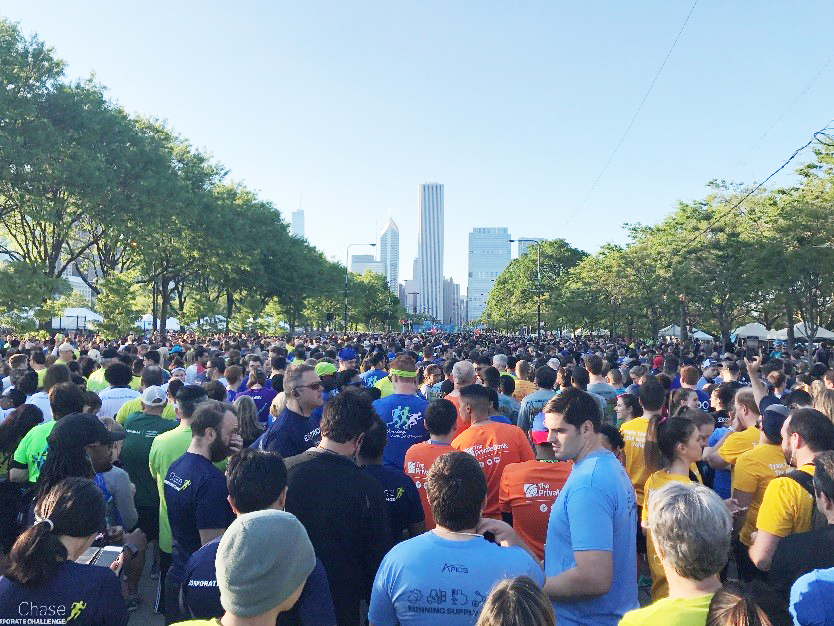 A crowd of people at the chicago marathon.