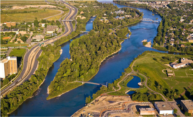 Une vue aérienne d'une rivière et d'une ville.