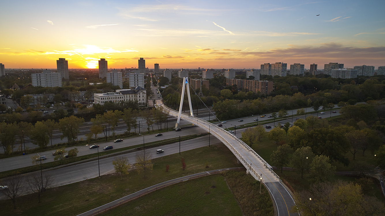 Une vue aérienne d'une ville au coucher du soleil.