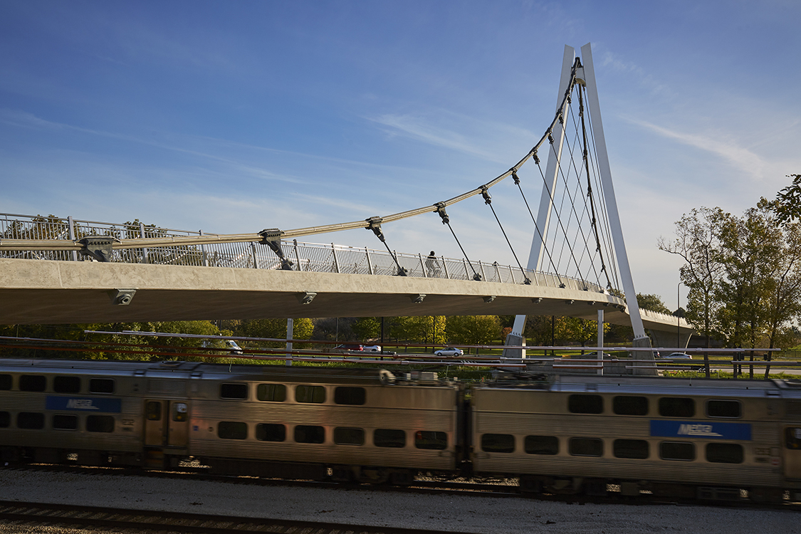 Un train circulant sous un pont.