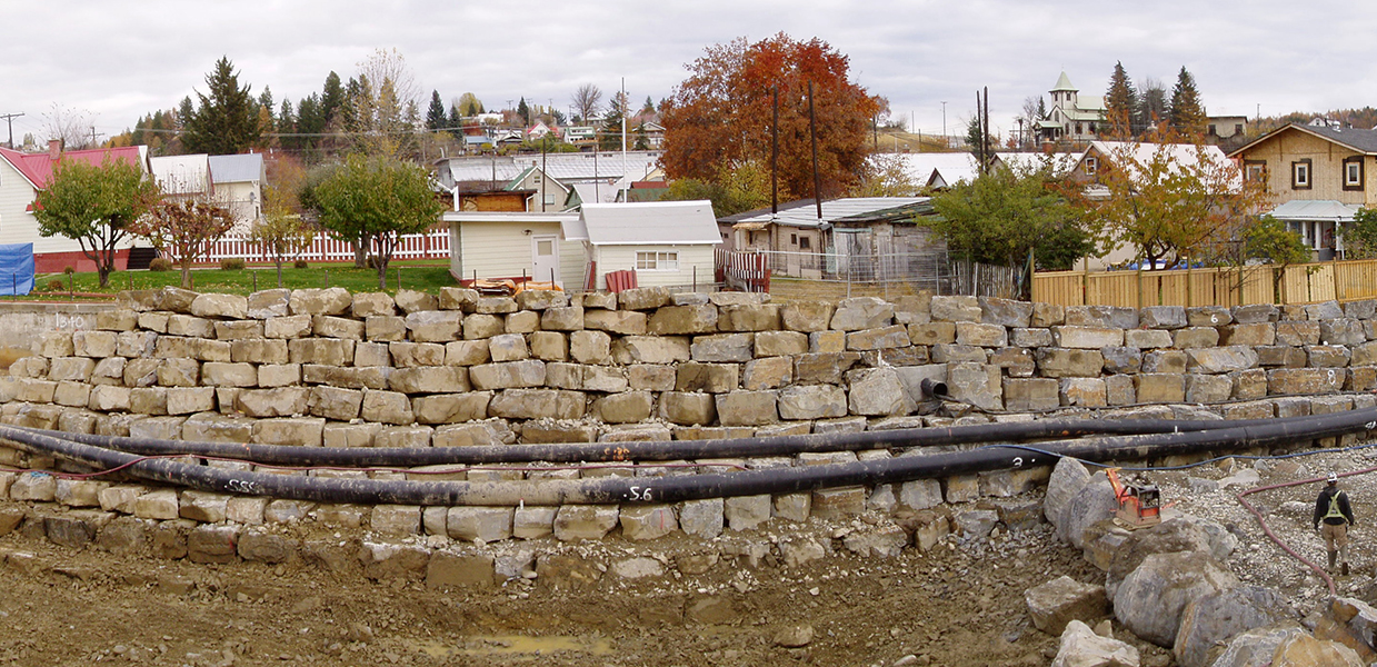 Un mur de briques dans une ville étudiée par les géoscientifiques.