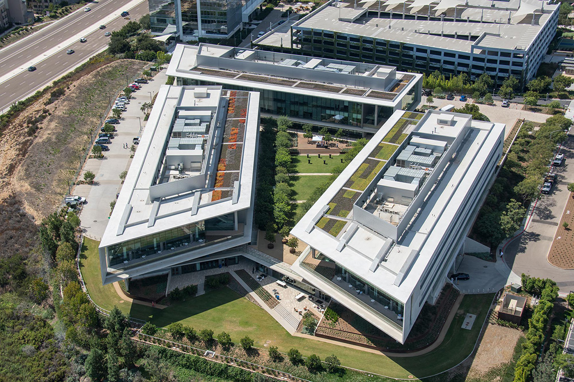 Une vue aérienne d’un immeuble de bureaux moderne.