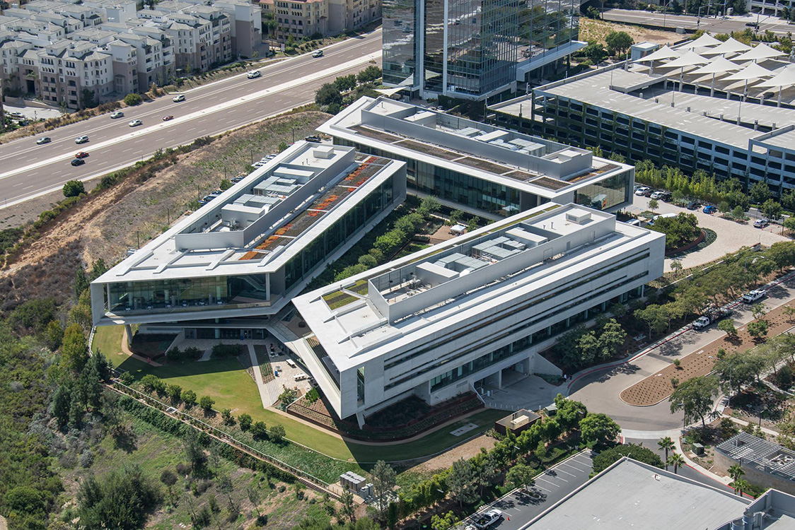Une vue aérienne d’un immeuble de bureaux moderne.