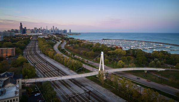 Une vue aérienne de l'horizon de Chicago au coucher du soleil.