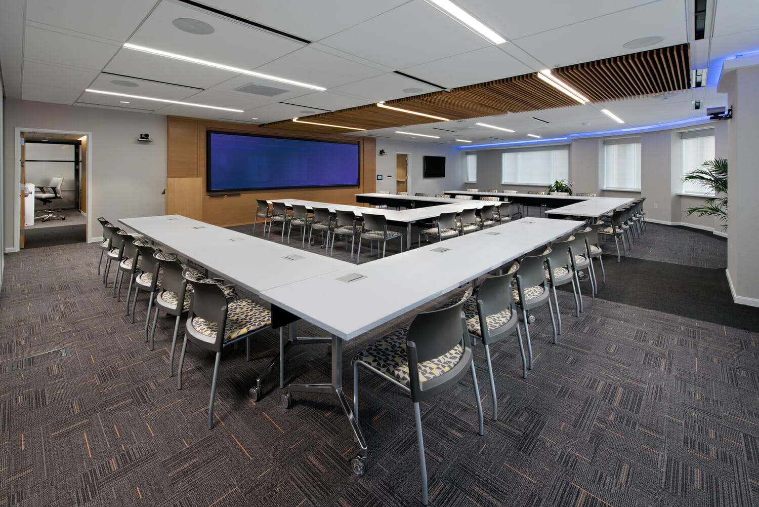 Une salle de conférence avec tables et chaises.