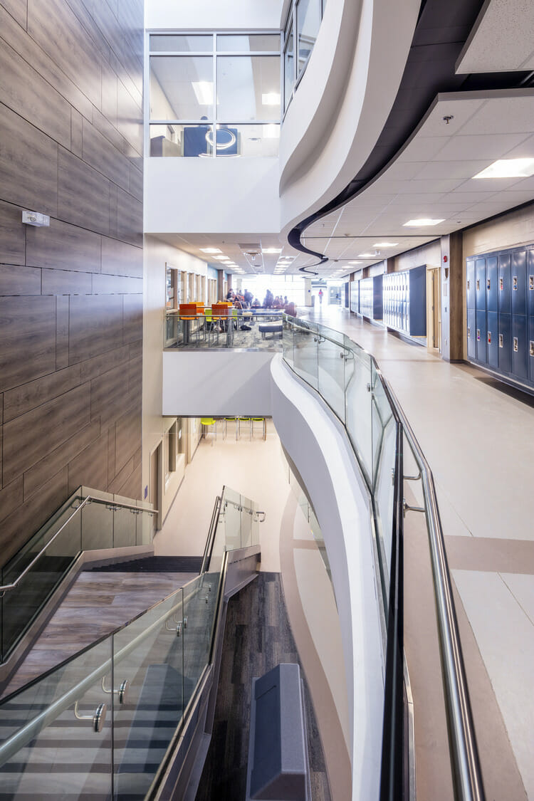 Un escalier en colimaçon dans un bâtiment scolaire.