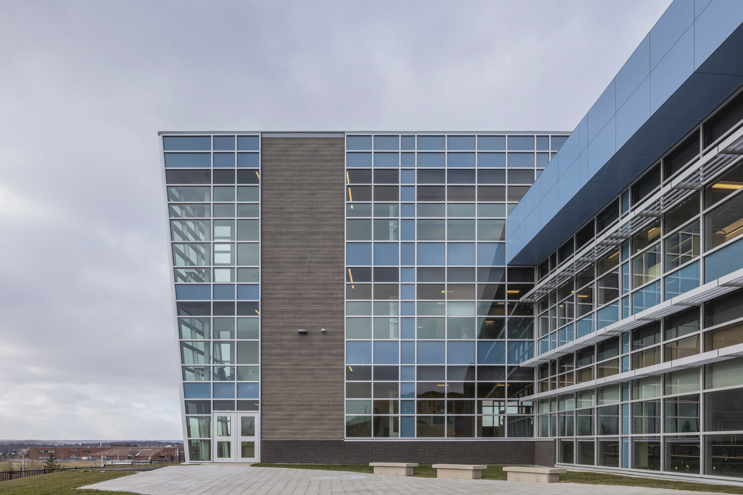 L'extérieur d'un bâtiment avec des fenêtres en verre bleu.