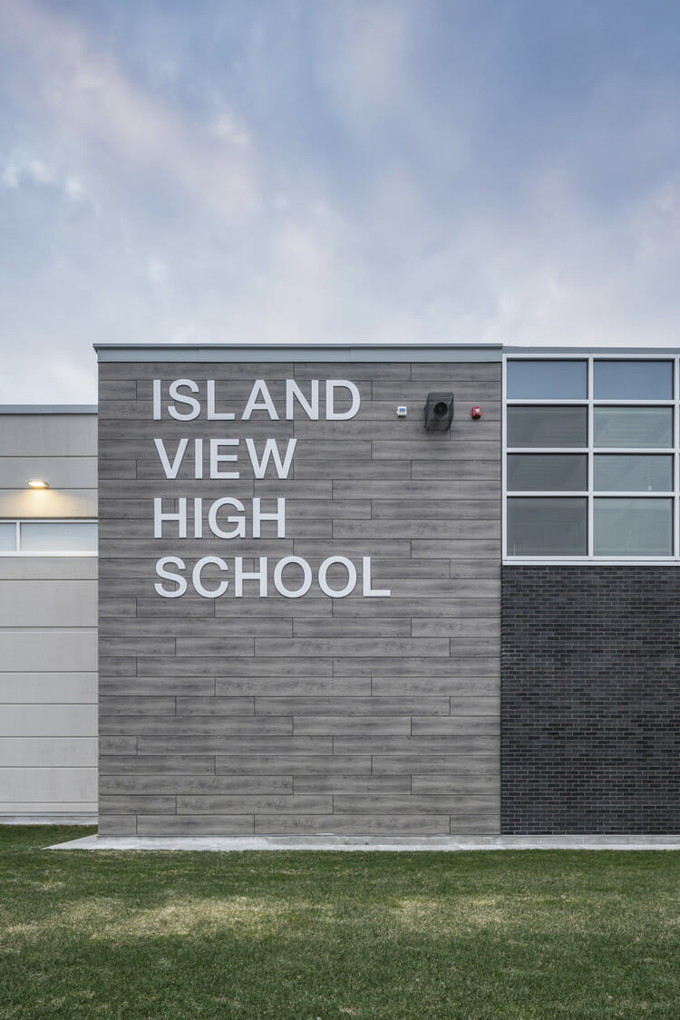 Lycée avec vue sur l'île.