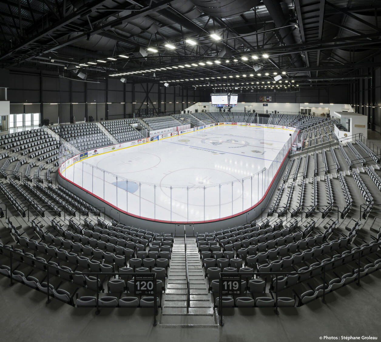 L'intérieur d'une arène de hockey avec des sièges vides.