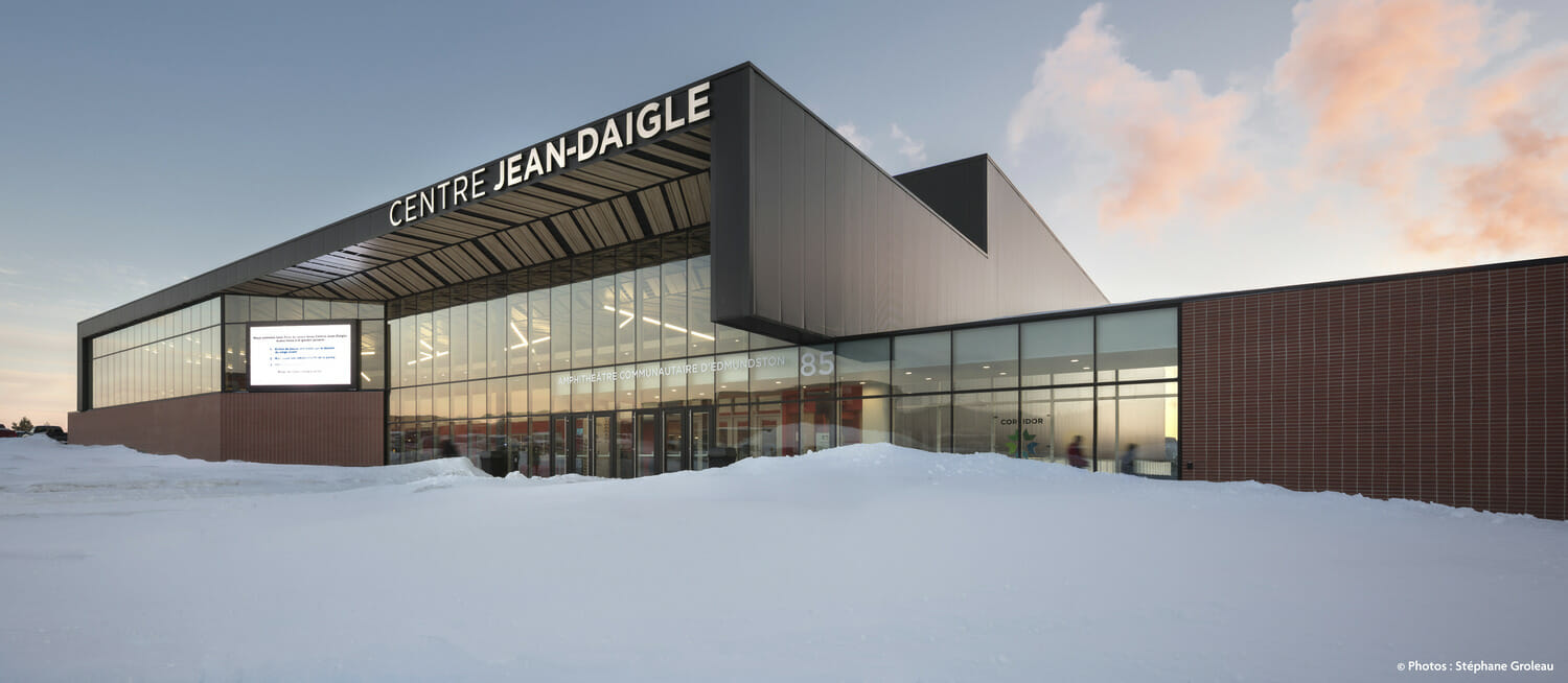 Un grand bâtiment avec de la neige au sol.