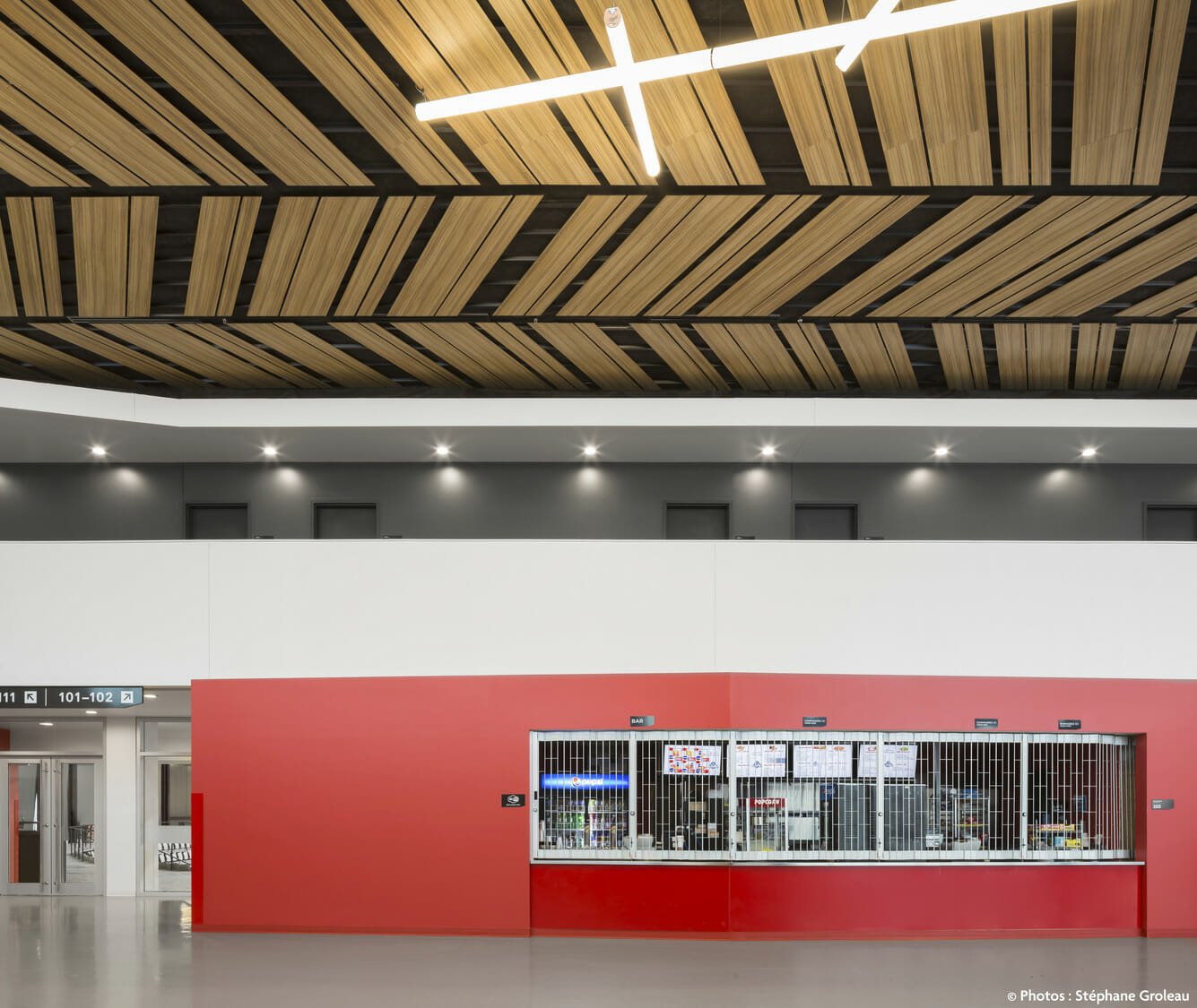 Un bâtiment rouge et blanc avec un plafond en bois.