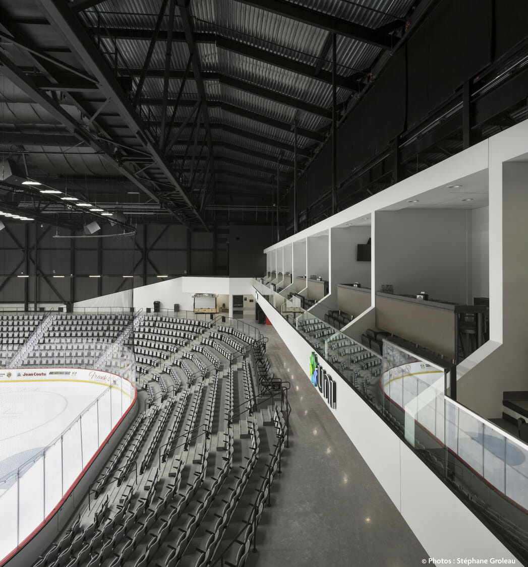 Une image d’une arène de hockey sur glace vide.