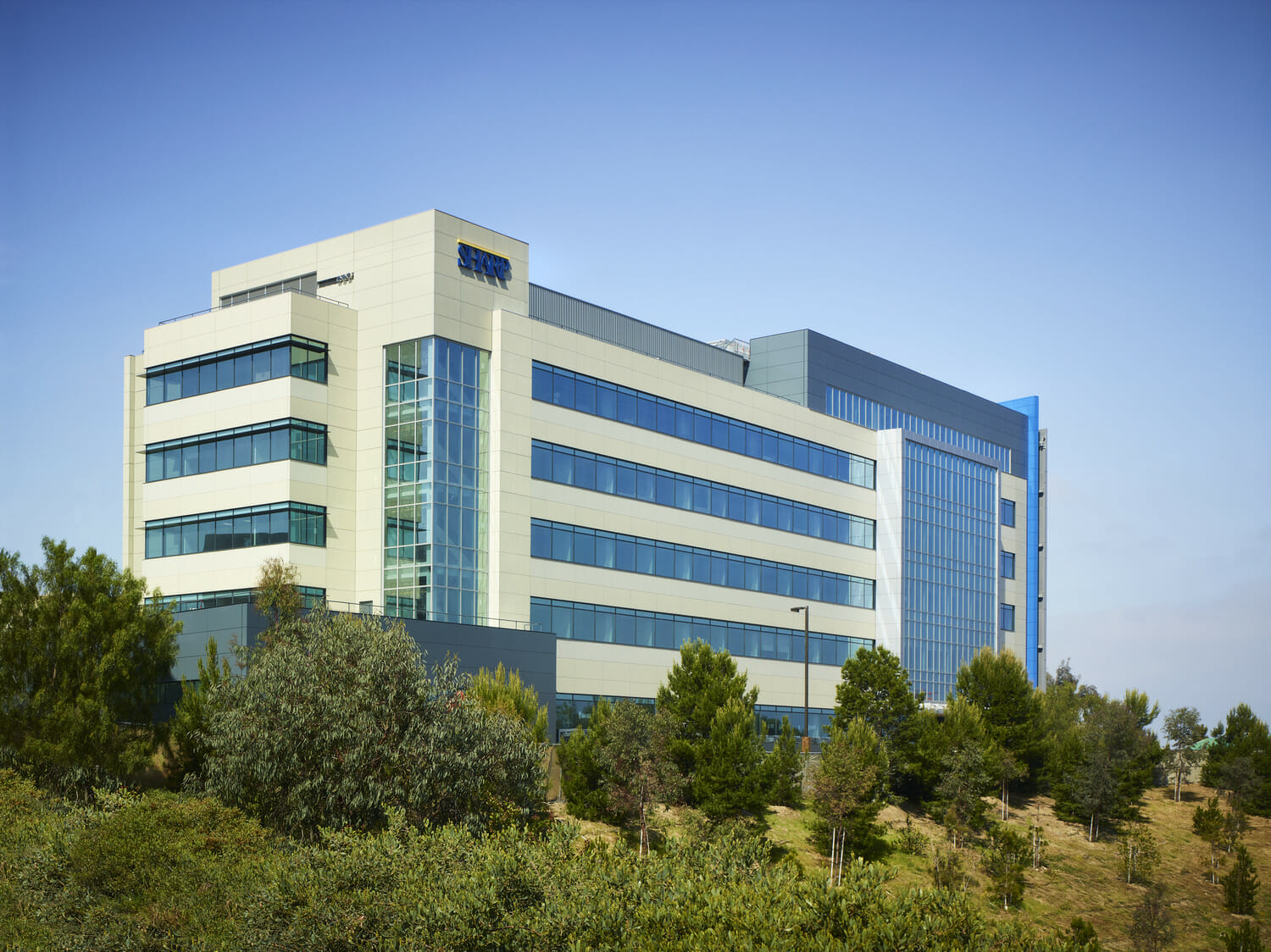 Un grand immeuble de bureaux au sommet d'une colline.