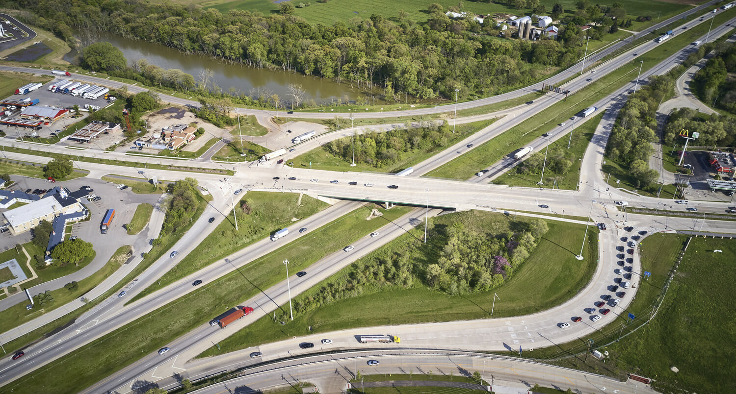 Une vue aérienne d’une intersection d’autoroute.