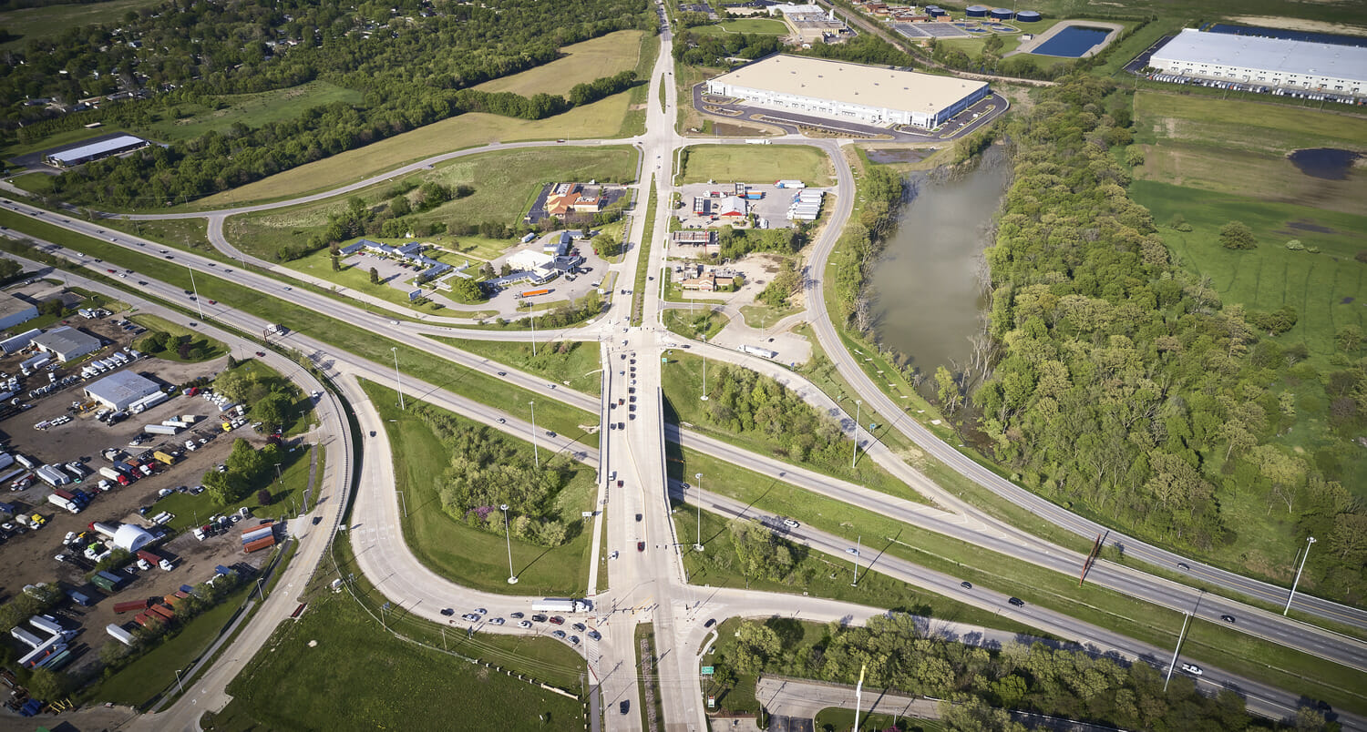 Une vue aérienne d’une intersection d’autoroute.