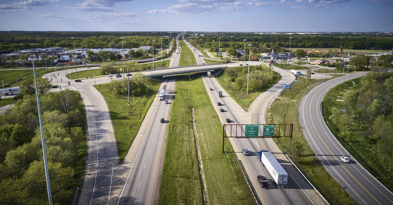 Une vue aérienne d’une autoroute sur laquelle circulent des voitures.