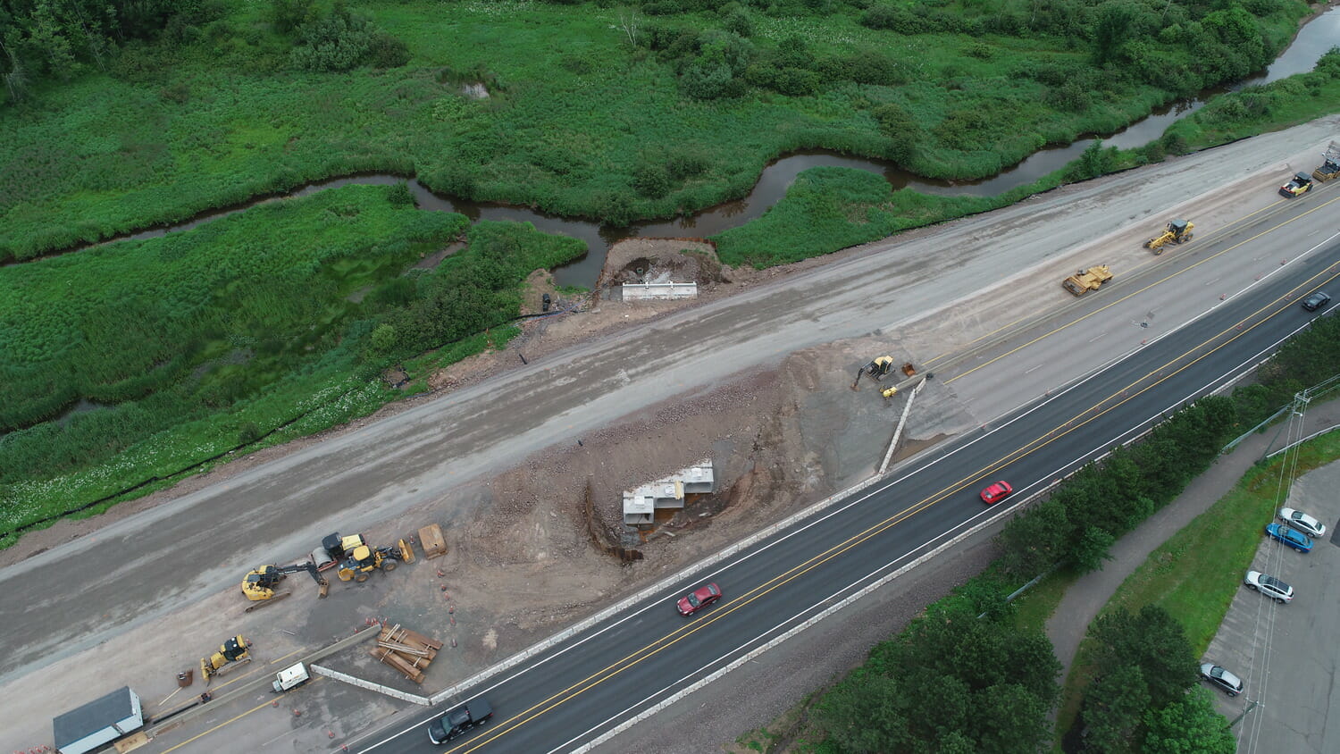 Une vue aérienne de la construction d'un pont sur une rivière.