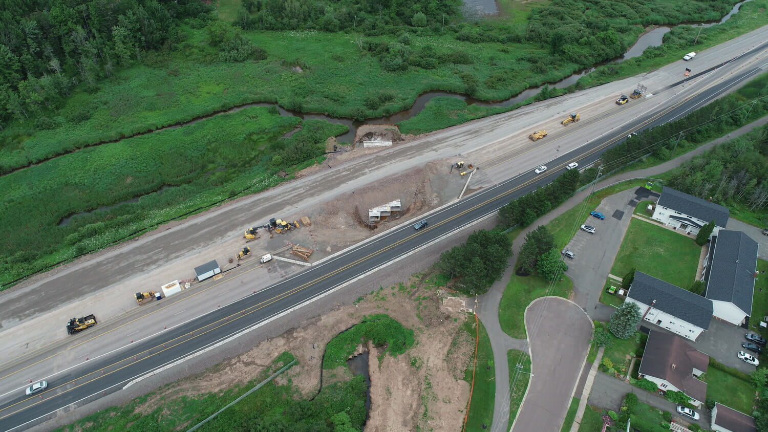 Une vue aérienne de la construction sur une autoroute.