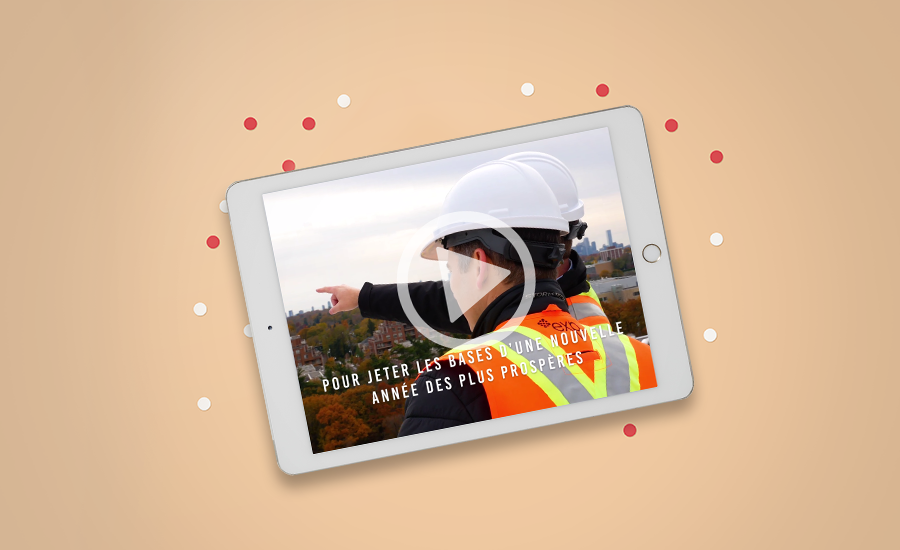 Un iPad avec un homme coiffé d’un casque de sécurité pointant du doigt quelque chose.