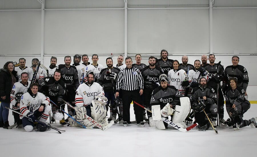 Un groupe de joueurs de hockey posant pour une photo.