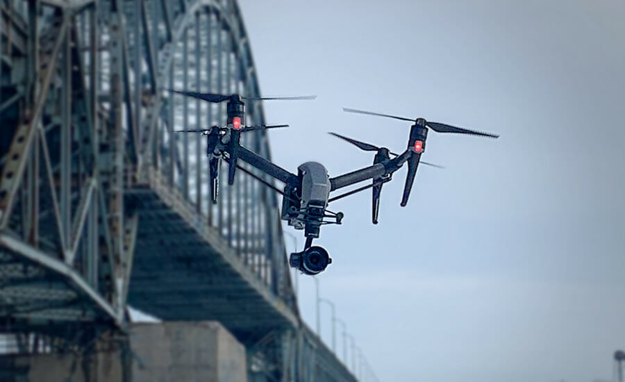 Un drone survolant un pont.