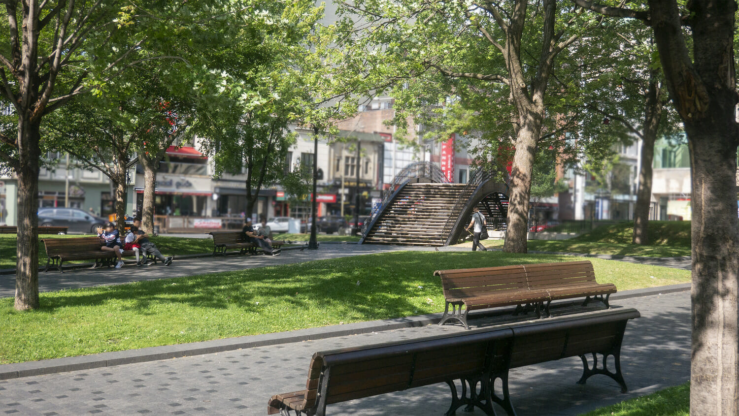 Un banc dans un parc.