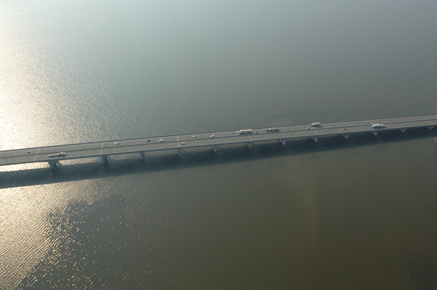 Un pont au-dessus d'un plan d'eau.