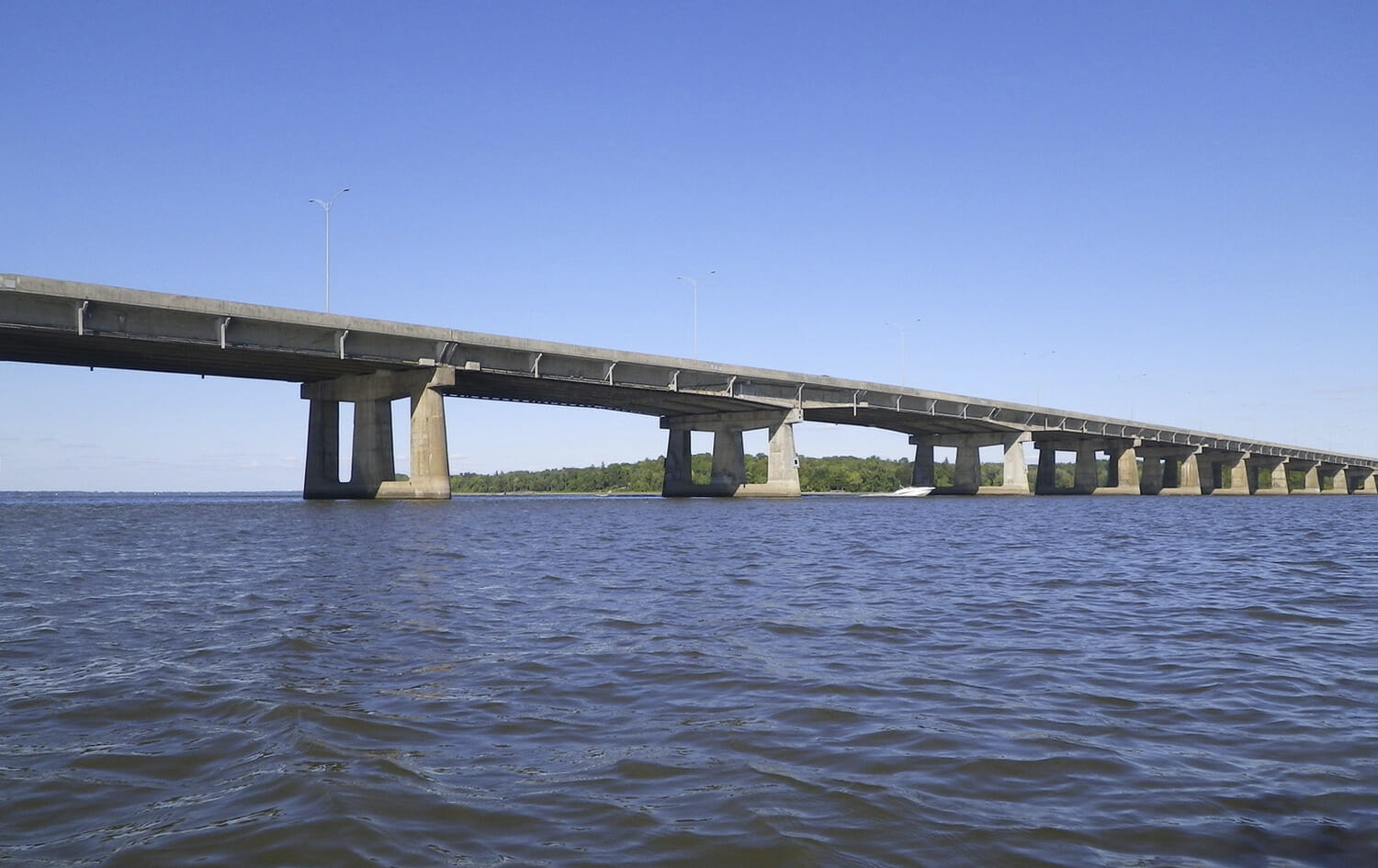 Un grand pont enjambant un plan d'eau.