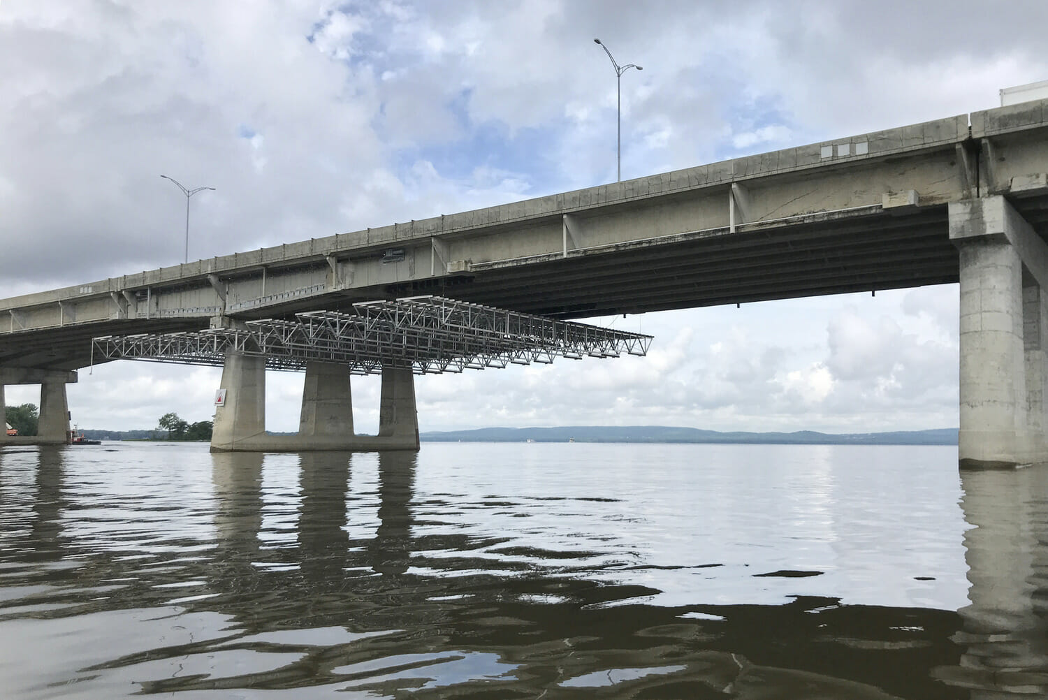 Un grand pont au-dessus d'un plan d'eau.