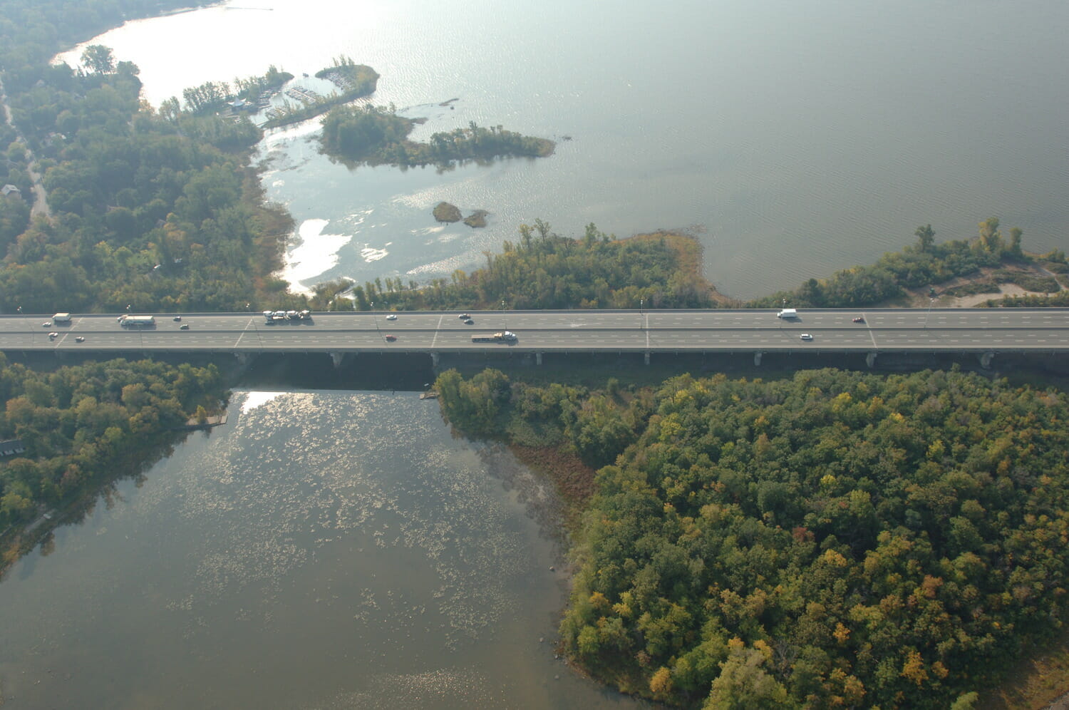 Une vue aérienne d’un pont au-dessus d’un plan d’eau.