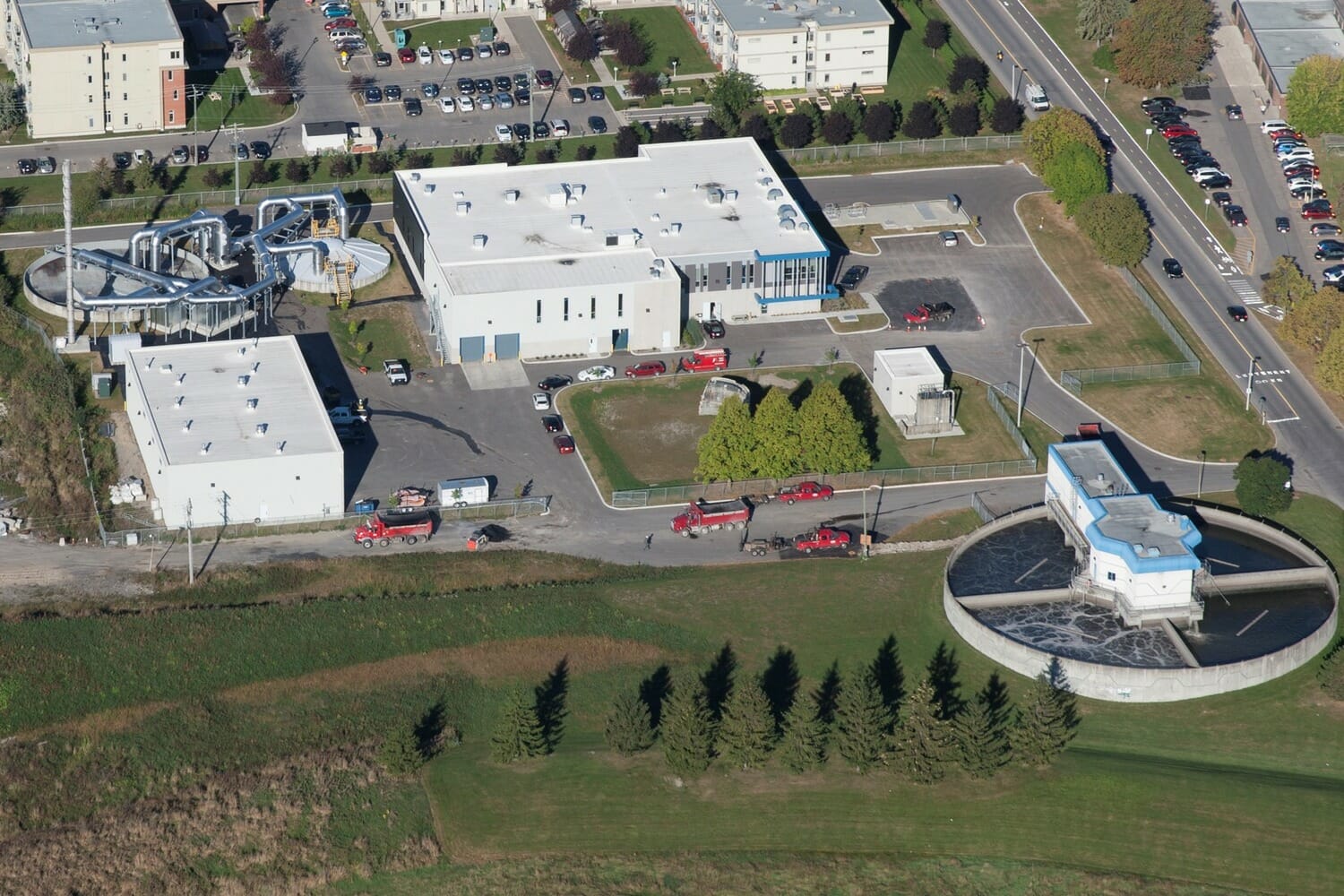 Une vue aérienne d’une usine de traitement d’eau.
