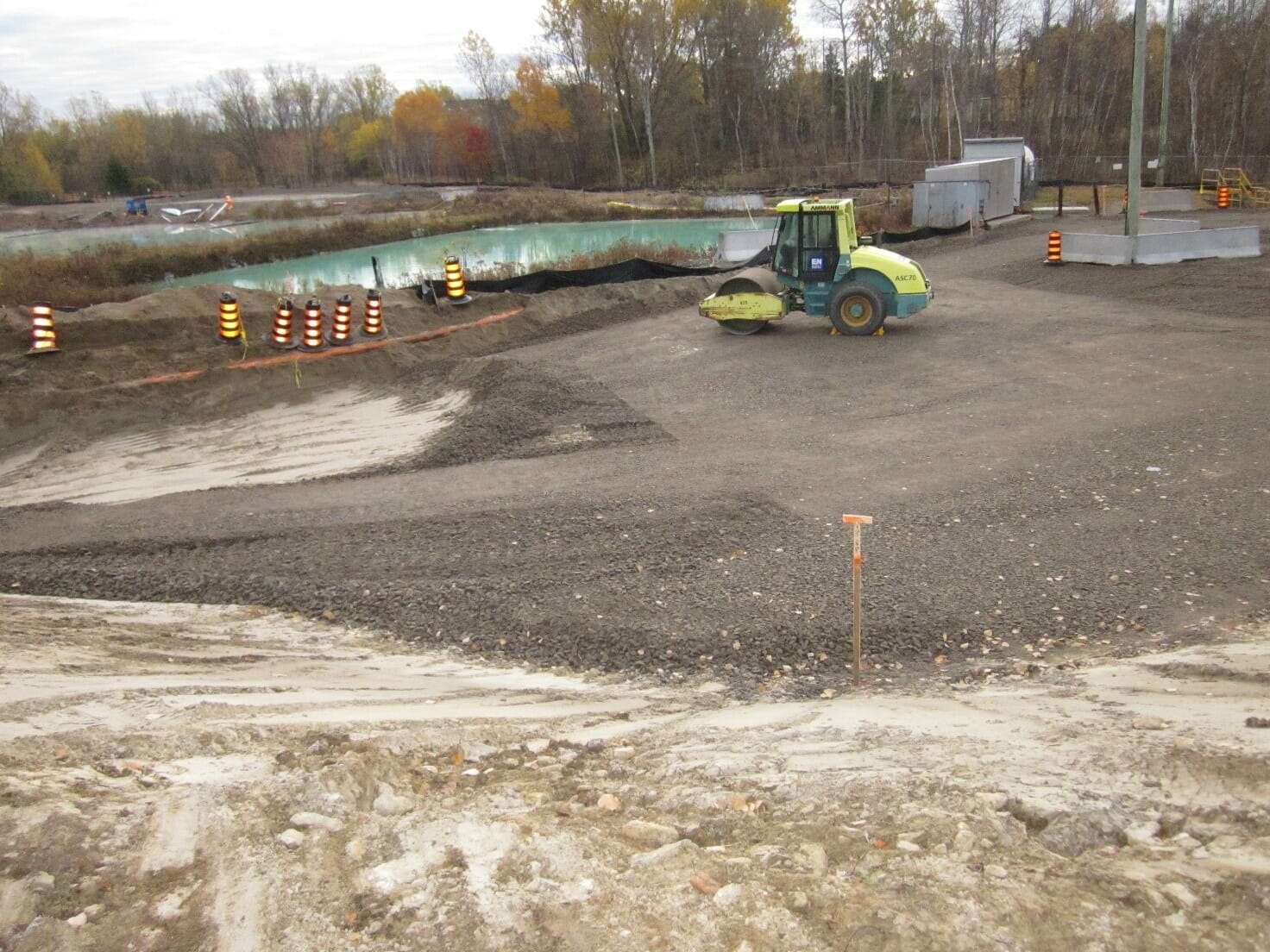 Un chantier de construction avec un bulldozer et un bulldozer.