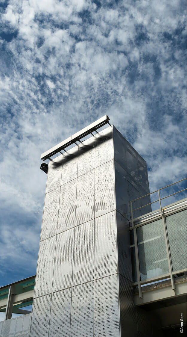 Un bâtiment avec une horloge dessus.