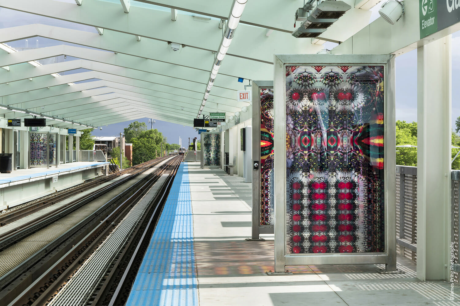 Une gare avec un train sur les voies.