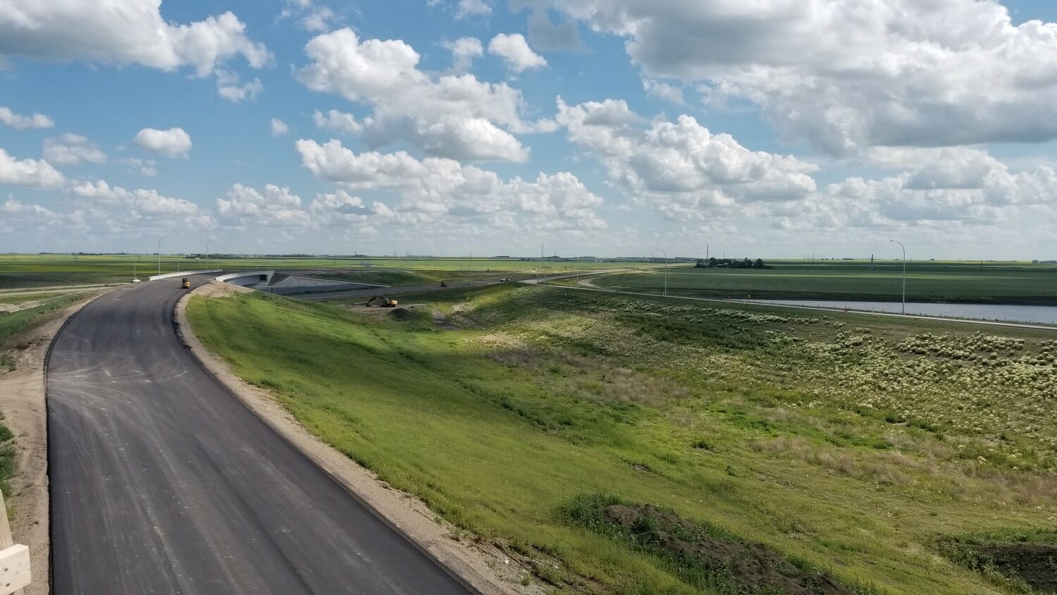 Une vue aérienne d'une autoroute au milieu d'un champ.