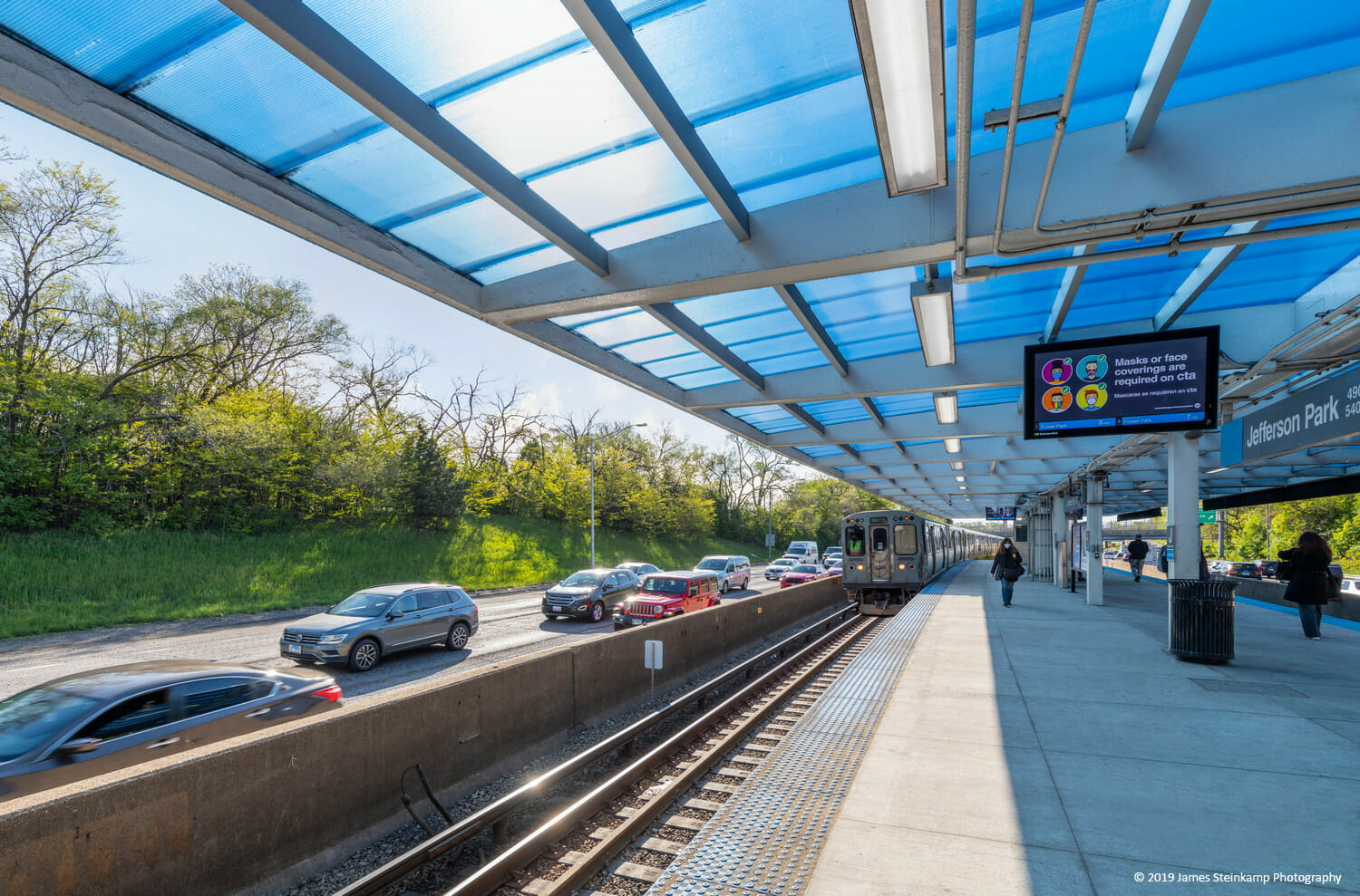 Une gare avec des voitures sur les voies.