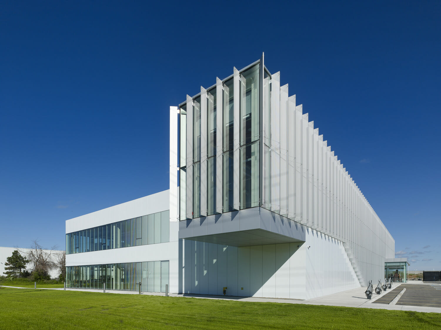 Un bâtiment moderne avec une façade en verre.