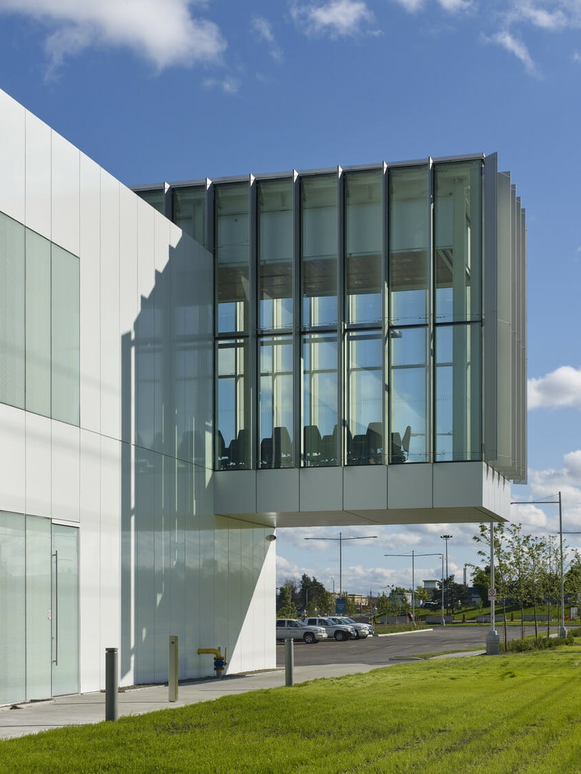 Un bâtiment blanc avec une façade en verre.