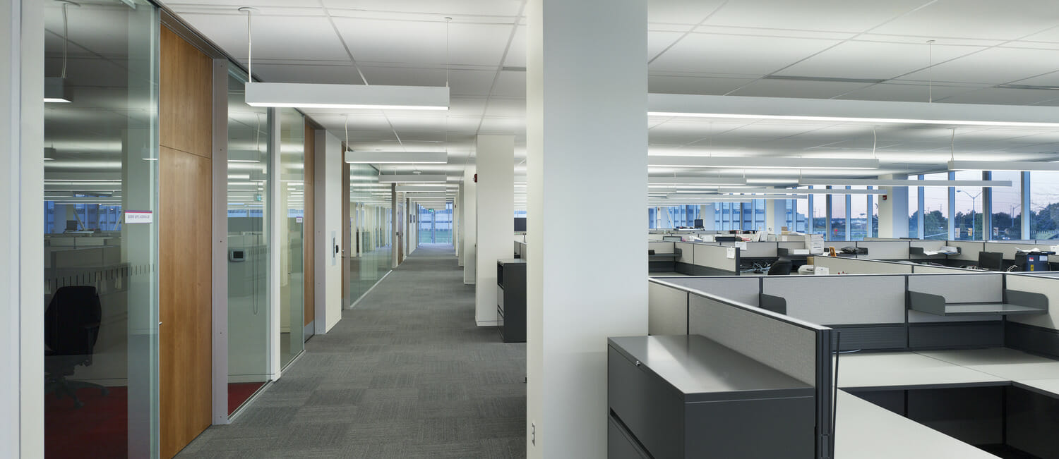 Un bureau avec de nombreux bureaux et cabines.