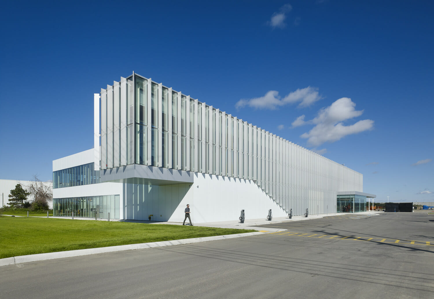 Un bâtiment moderne avec une façade en verre.