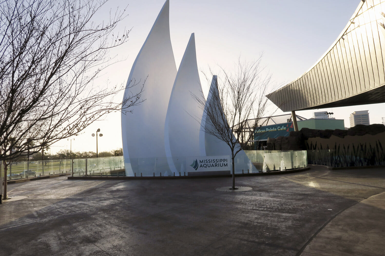 Une grande sculpture blanche devant un immeuble.