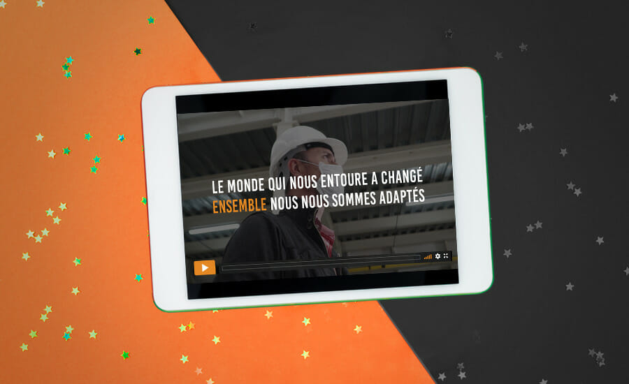 Une tablette affichant un homme portant un casque de sécurité.